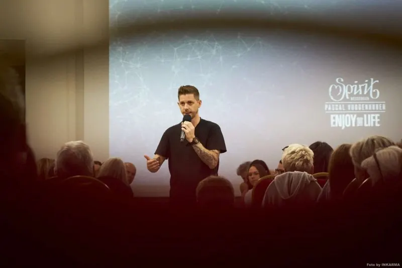 Pascal Voggenhuber live auf der Bühne in Graz.